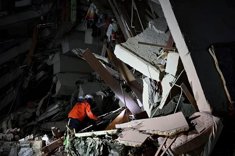Venezuela earthquakes leave at least 32 dead, hundreds injured in Caracas